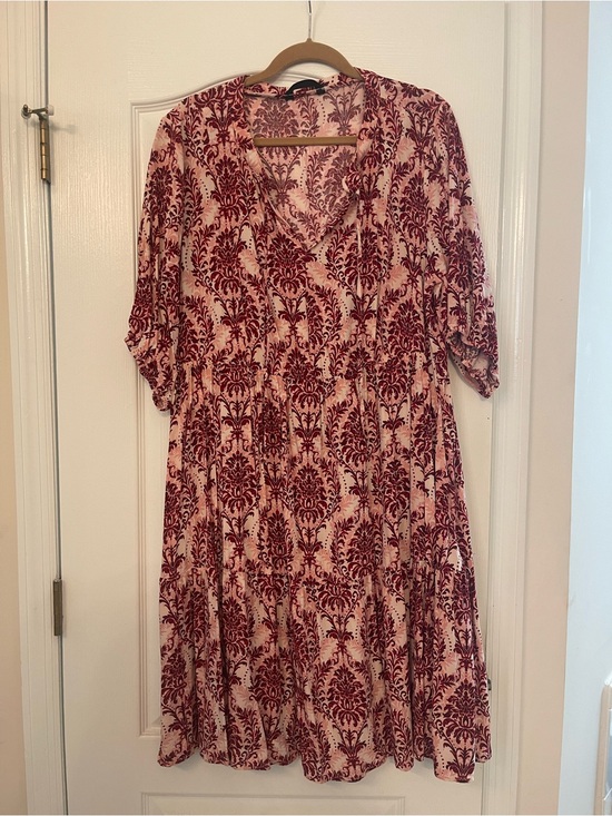 BloomChic Dresses & Skirts - BloomChic Women's Pink and Burgundy V-Neck Printed Dress